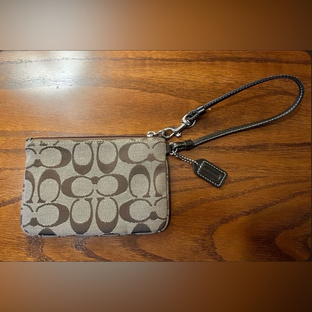 Coach Wristlet Vintage!!